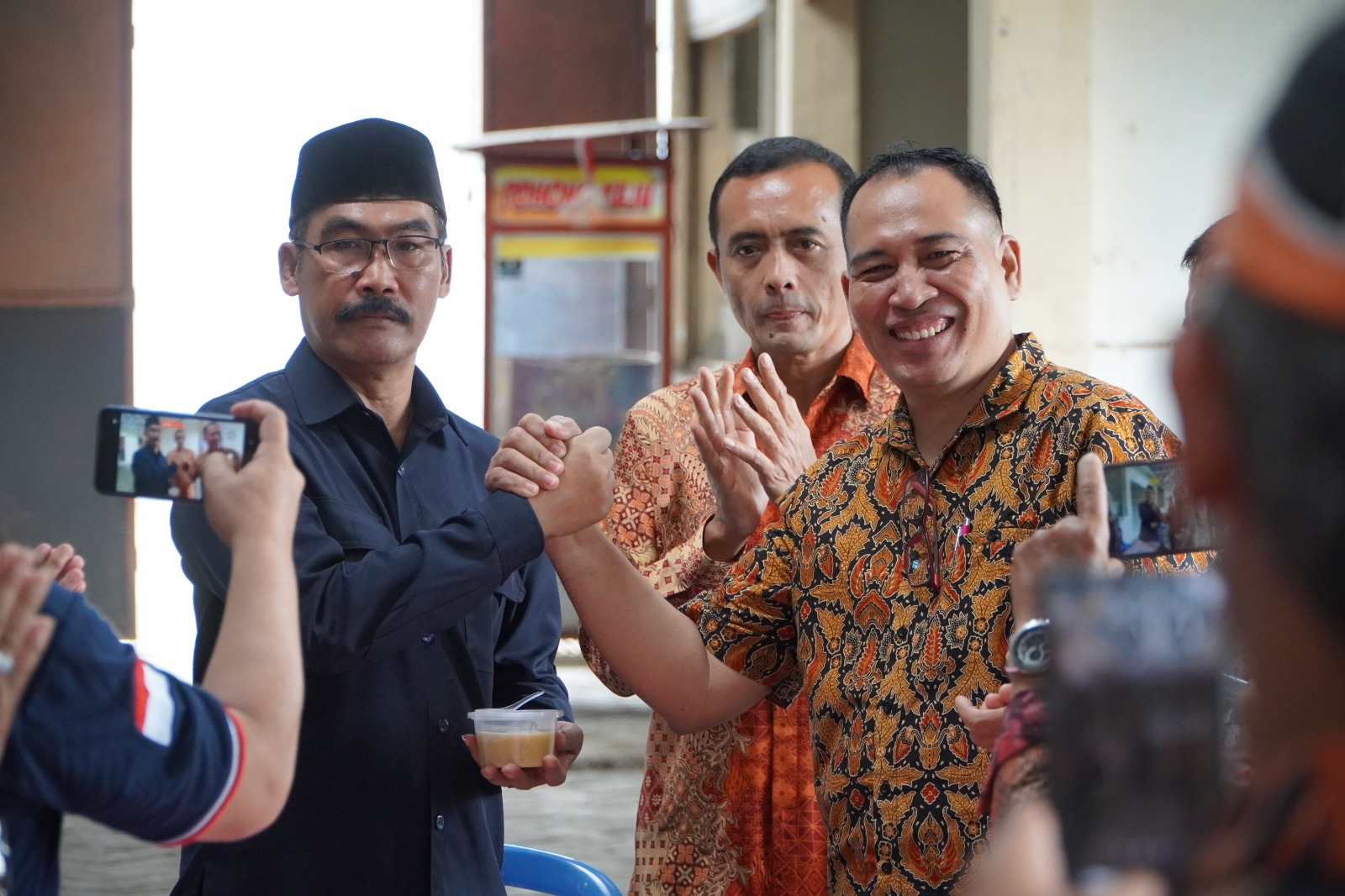 18. Jabat Tangan Kehangatan Ketua Dewan Pembina dan Ketua Umum DPP dalam Semangat Kebersamaan